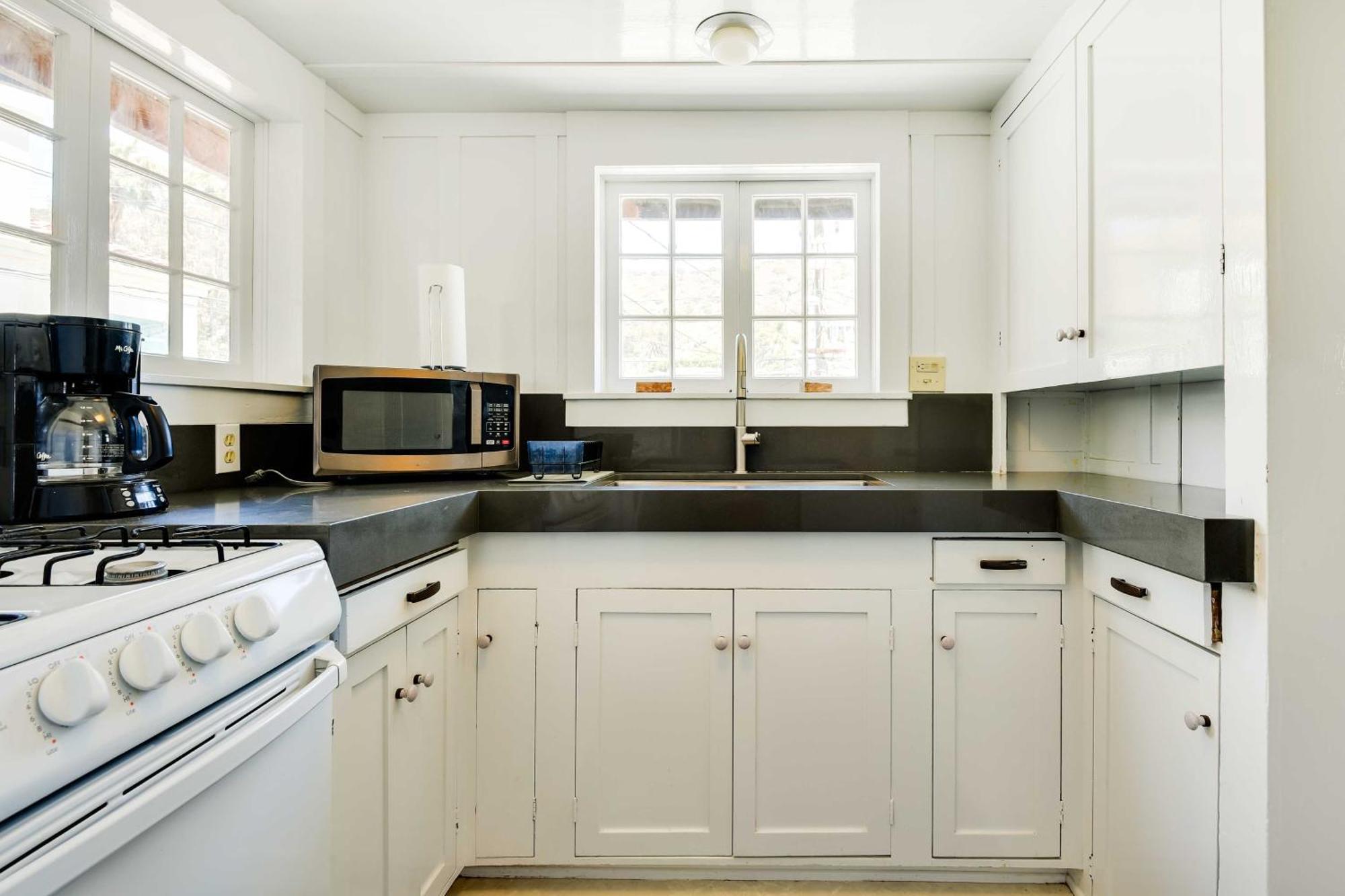 Charming Catalina Gem With Deck Walk To The Beach! 아발론 외부 사진